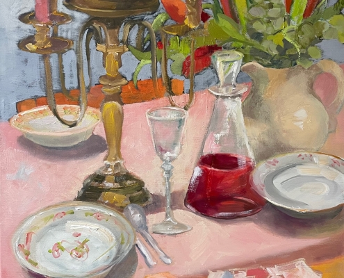tafel met kandelaar en tulpen